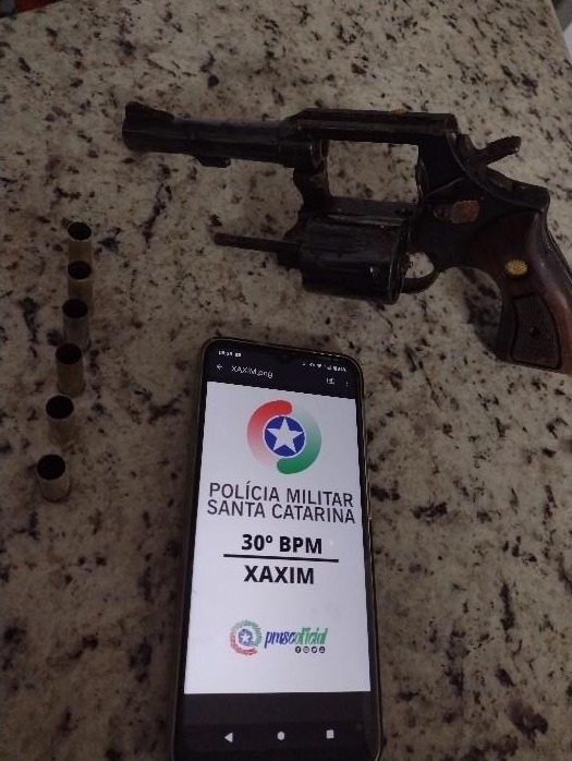 O homem estava com um revólver calibre 38 e seis estojos de munição já deflagrados, a qual teria sido a utilizada no crime, conforme a PM. – Foto: Polícia Militar/ND