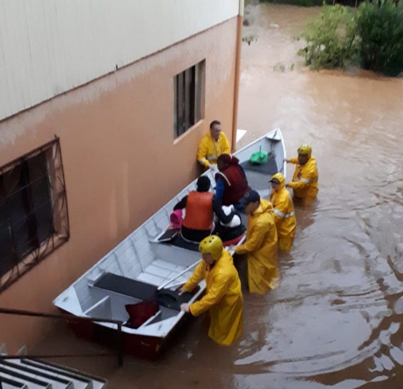 Foi utilizado um barco para retirar famílias da rua João Zardo. – Foto: Corpo de Bombeiros Militar/Divulgação/ND