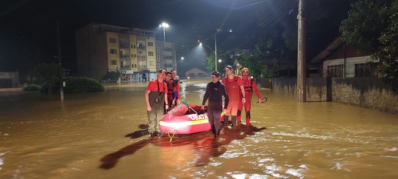 Durante a noite, um bote ajudou no resgate de mais moradores. – Foto: Corpo de Bombeiros Militar/Divulgação/ND