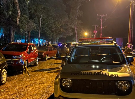 A troca de tiros aconteceu na noite de sábado (20) durante um evento do município que contava com a segurança da polícia.  – Foto: Polícia Militar/Reprodução/ND