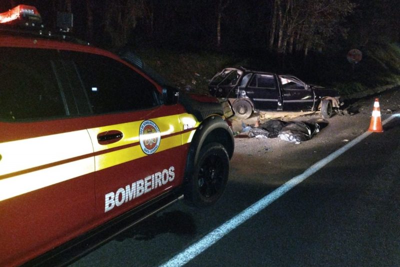 Acidente entre carro e caminhão tira vida de duas pessoas – Foto: Corpo de Bombeiros/ND