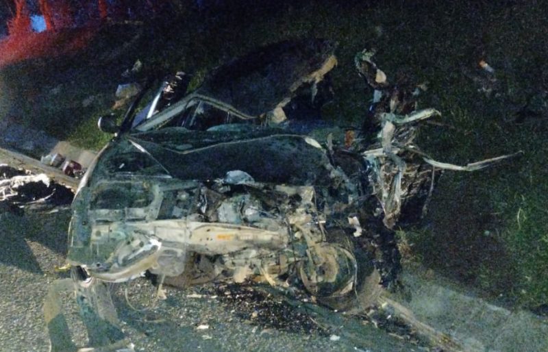 Carro ficou destruído após batida em caminhão. – Foto: Corpo de Bombeiros/ND