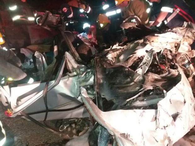 Gol ficou desfigurado em acidente na BR-470 (Foto: Corpo de Bombeiros/Divulgação)
