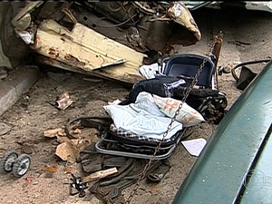 Carro de bebê encontrado nos escombros do posto (Foto: Reprodução / TV Globo)