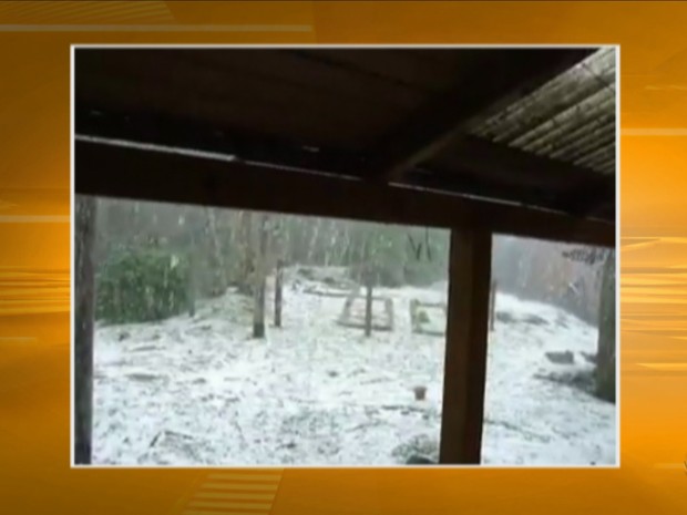 Granizo acumulou em Bom Jardim da Serra (Foto: Reprodução/RBS TV)
