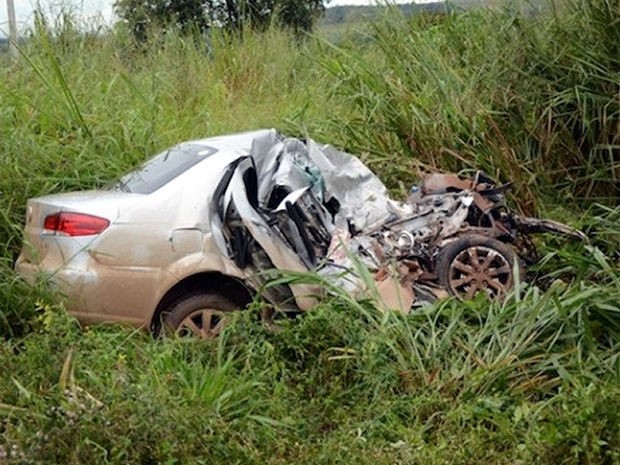 PRF diz que condutor do carro de passeio tentou fazer ultrapassagens. (Foto: Agora MT)