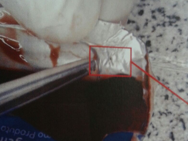 Caixinha de acholatado foi perfurada para que fosse colocado o veneno (Foto: Reprodução)