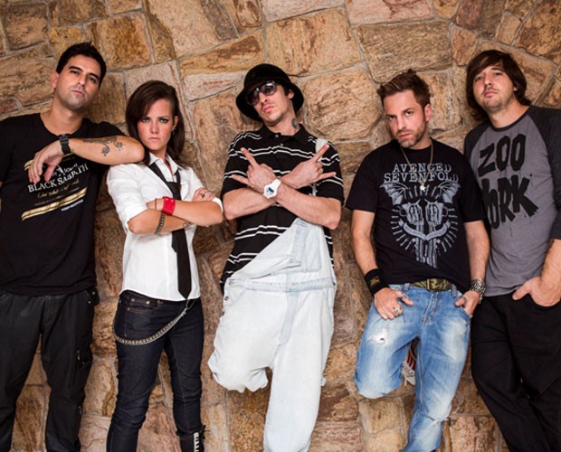 Primeira imagem de divulgação da banda A Banca com a baixista Lena (Foto: TV Globo/Altas Horas)