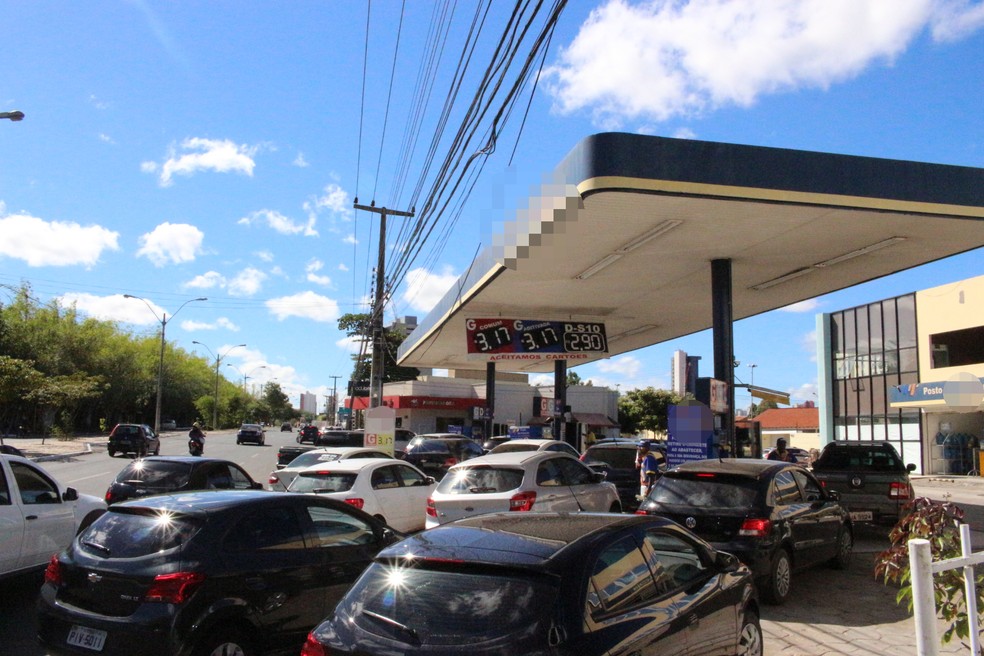 Em posto onde aumento ainda não foi repassado, motoristas fizeram fila em Teresina (Foto: Junior Feitosa/G1)