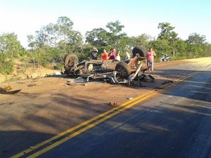 Carro fica destruído após acidente com carreta no Sul do Piauí (Foto: Jenerson Gonçalves)