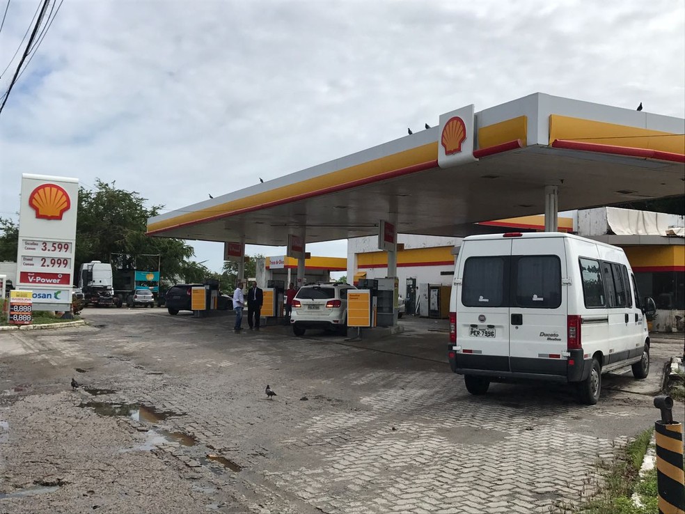 No posto próximo a Ponte do Limoeiro, na região central do Recife, o preço do litro da gasolina era R$ 3,09 até a quinta-feira (20). Nesta sexta-feira (21), registrava R$ 3,59 (Foto: Thays Estarque/G1)