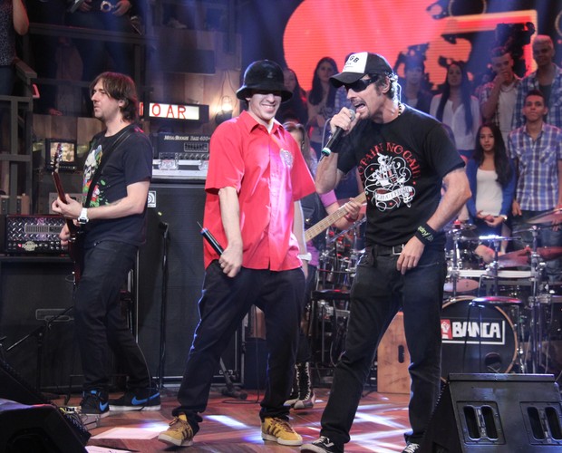 Dinho Ouro Preto canta no Altas Horas e lembra do cantor Chorão (Foto: Altas Horas / TV Globo)