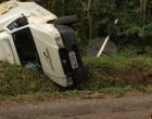 Veículo com dois ocupantes capota na BR-282 em Joaçaba