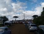 Mesmo com mau tempo, familiares visitam túmulos de parentes cemitérios municipal em Lebon Régis 