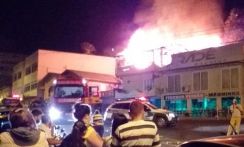 (Vídeos)Incêndio atinge prédio em Videira 