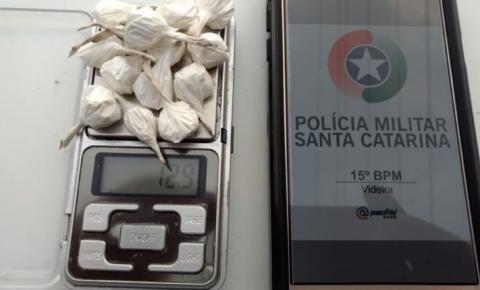 Homem é preso pela PM no Rio das Pedras com mandados de prisão expedidos pela justiça do litoral e com ele apreendidas drogas