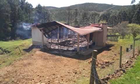Residência fica totalmente destruída pelo fogo em  Monte Carlo