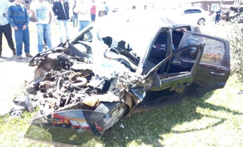 Colisão frontal envolvendo carro e caminhão em Santa Cecília