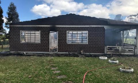 Residencia fica destruída por incêndio em Santa Cecília