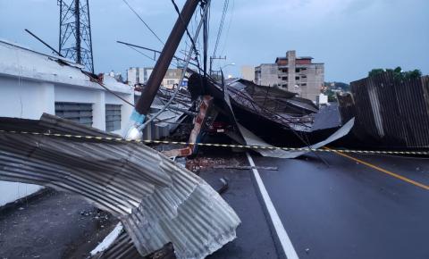Fortes chuvas  derrubam cobertura de barracão e  atinge três pessoas dentro de Veículo em Videira