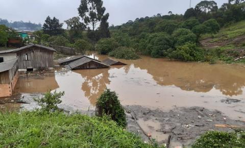 Devido as fortes chuvas ouve deslizamento e casas ficam em baixo d'água em Santa Cecília