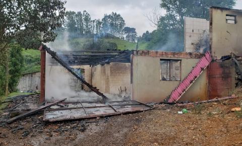 Incêndio destrói residência  no Município de Iomere