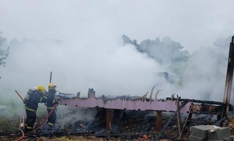 Morador fica ferido em incêndio que destrói residência em Arroio Trinta 