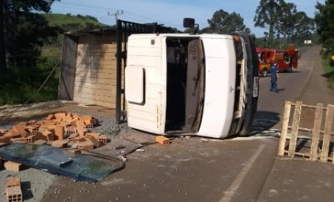 Caminhão tomba na SC-355 e interdita totalmente a pista