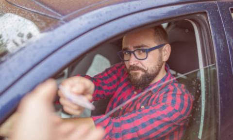 Multa de velocidade é uma das aplicadas com maior frequência e seu valor pode variar de acordo com a velocidade do veículo
