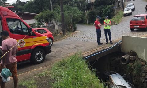 Veículo cai em Rio em Videira