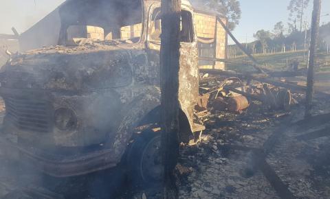 Incêndio em Barracão destrói dois Caminhões em Campos Novos
