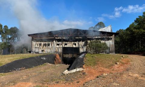Incêndio atinge barracão no interior de  Fraiburgo