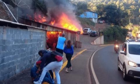 Incêndio destrói residência em Videira