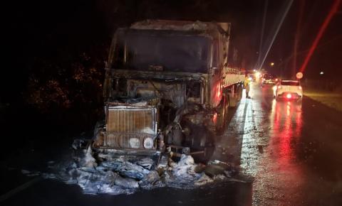 Caminhão fica destruído pelo fogo em Videira
