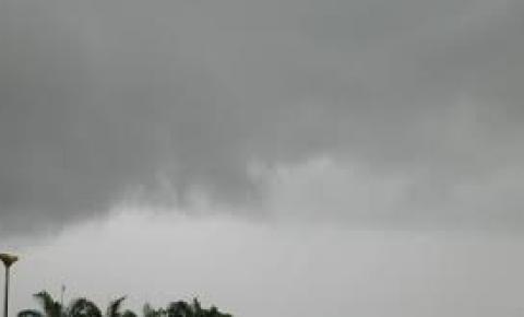 Terça tem previsão de céu encoberto e chuva em algumas regiões de SC