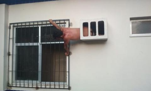 Homem tenta fugir, mas acaba entalado em buraco de ar-condicionado da delegacia no Pará