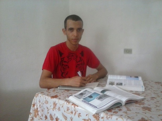 Jeferson Cesar conciliou estudos com trabalho no campo em PE e passou em medicina (Foto: Jeferson Cesar/ Arquivo Pessoal)