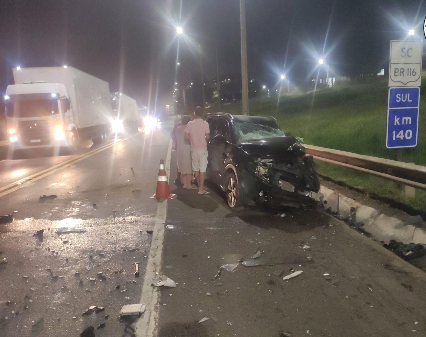 Mulher de 51 anos morre após colisão entre carro e caminhão na BR 116, em Santa Cecília