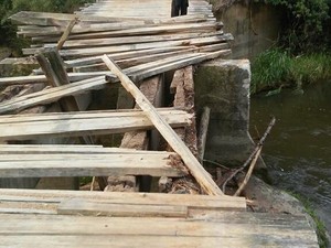 Ponte ficou destruída após o acidente com caçamba (Foto: Charles Schelter/ Divulgação)