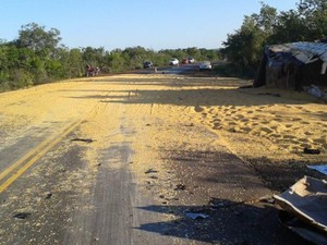 Carga da carreta ficou espalhada na BR-135 após colisão (Foto: Jenerson Gonçalves)
