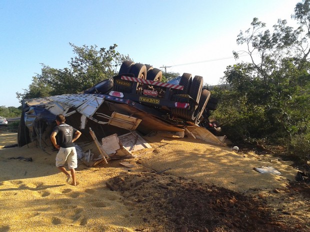 Caminhão tombou após a colisão (Foto: Jenerson Gonçalves)