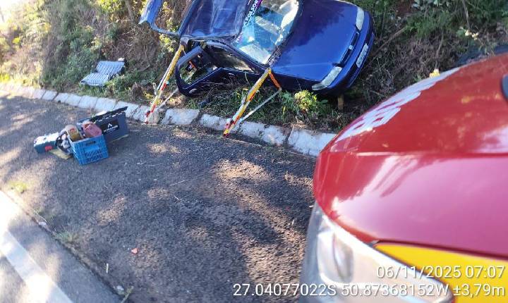 Acidente na SC-355 em Fraiburgo: Motorista fica com pés presos e é resgatada pelos Bombeiros