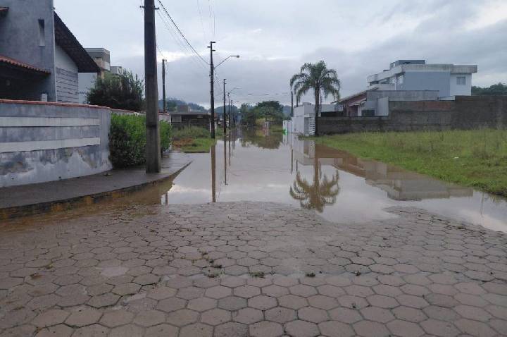 Alerta laranja: Inmet prevê temporais com granizo e ventos de até 100 km/h em SC