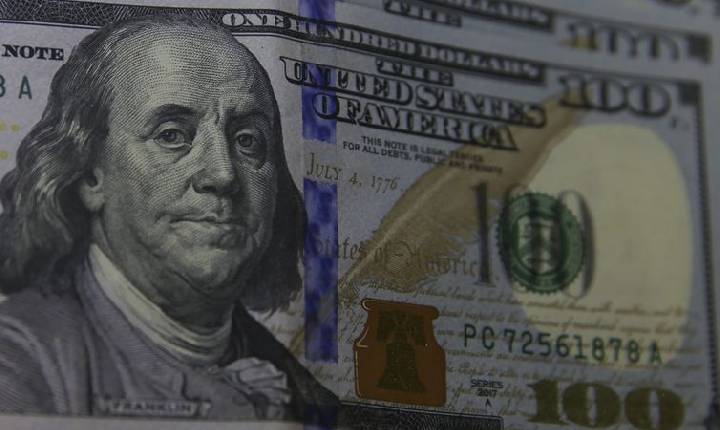 Dólar fecha abaixo de R$ 5,30 pela primeira vez desde junho de 2024