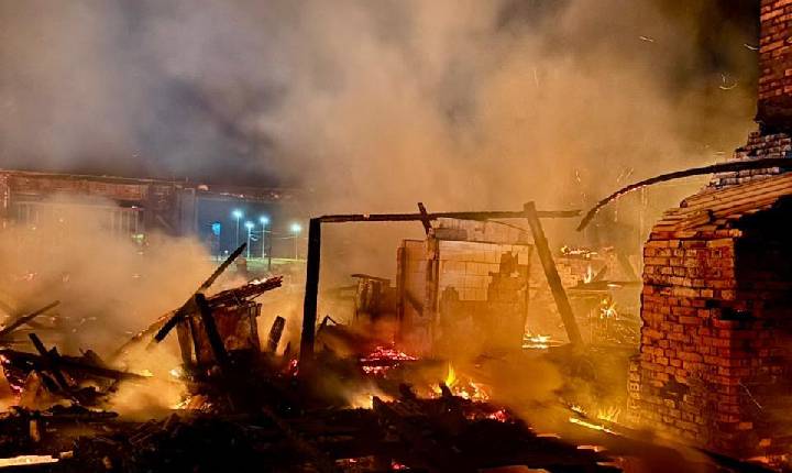 Incêndio de grandes proporções destrói bar e boate às margens da BR-116, em Santa Cecília