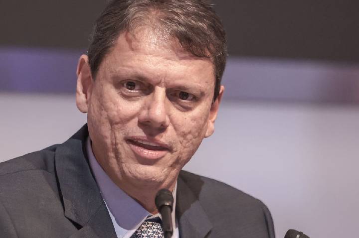 Moraes autoriza Tarcísio a visitar Bolsonaro na prisão na quinta-feira