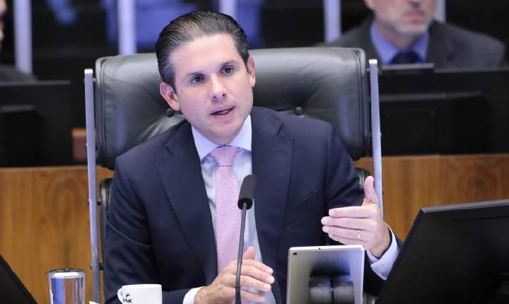 Presidente da Câmara celebra aprovação de isenção do Imposto de Renda no Senado