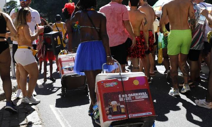 Rio inicia credenciamento de ambulantes para o carnaval de rua 2026