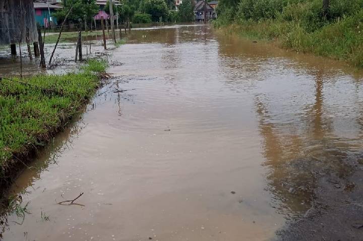 Rio transborda após fortes chuvas e deixa moradores ilhados na comunidade de Rio Bonito, em Lebon Régis