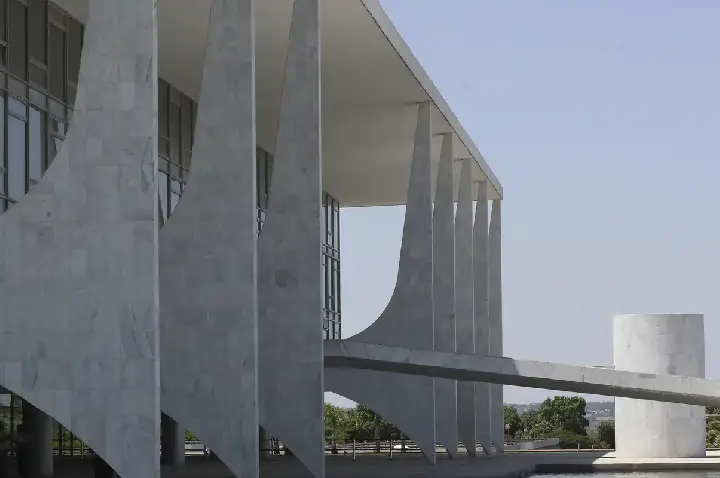 Sancionadas leis de doação de material militar ao Paraguai e Uruguai